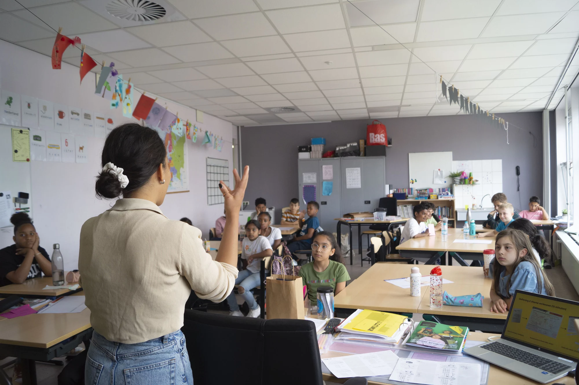Noëlle geeft een workshop aan een klas vol kinderen voor het project ‘Schooladvies’.