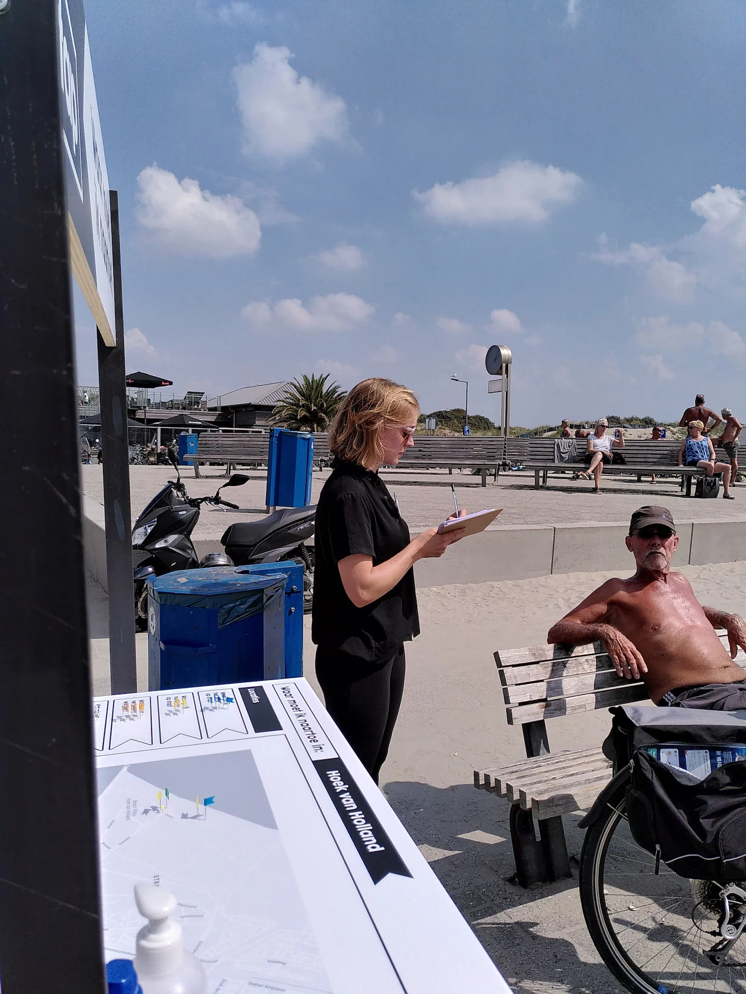 Interview wordt afgenomen met iemand die lekker zit uit te rusten in het zonnetje na een fietstocht.
