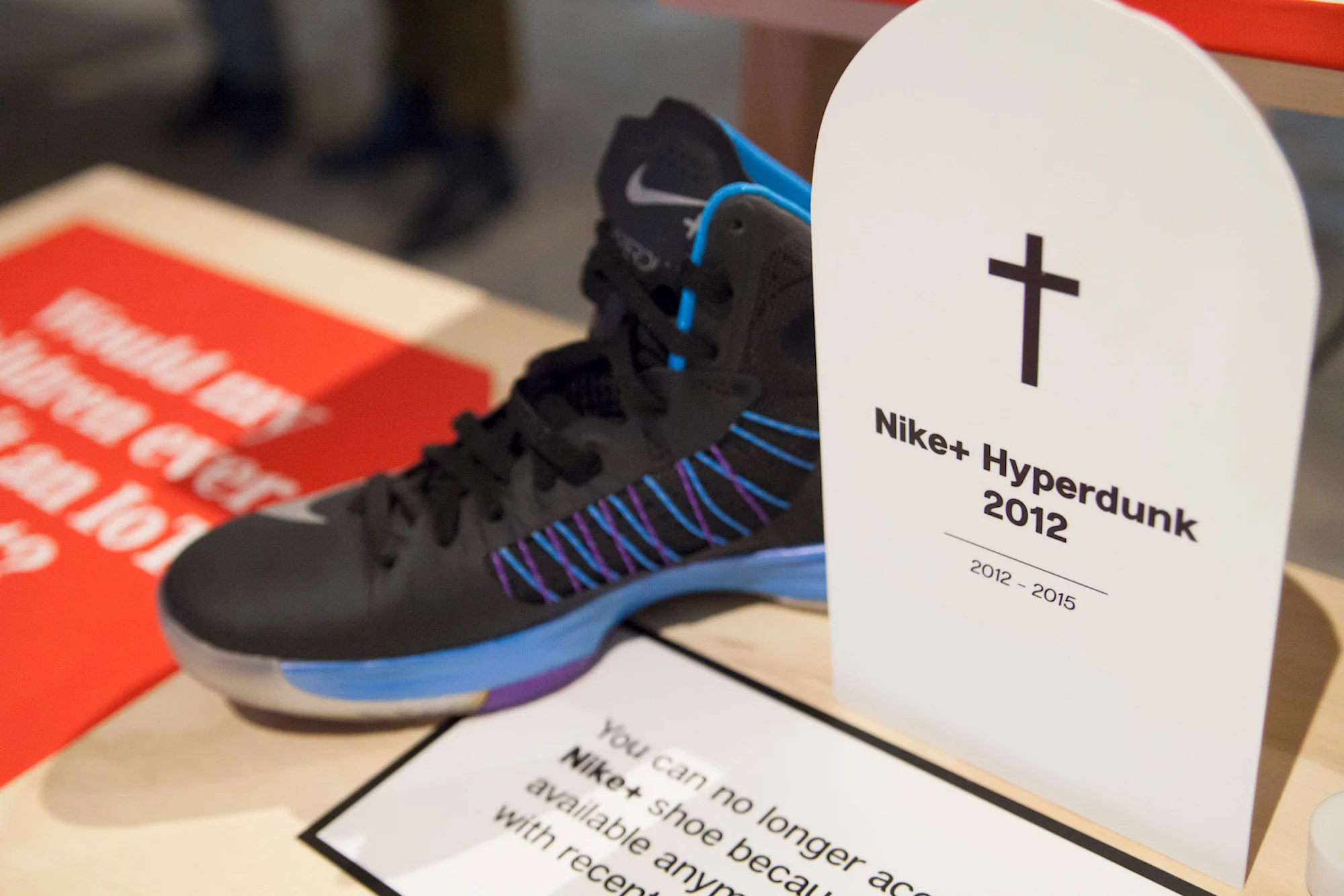 Een Nike+ schoen, van een model dat niet meer gemaakt wordt. Een van de objecten, waarbij wordt bevraagd wat voor rol het internet in dit product kan spelen.