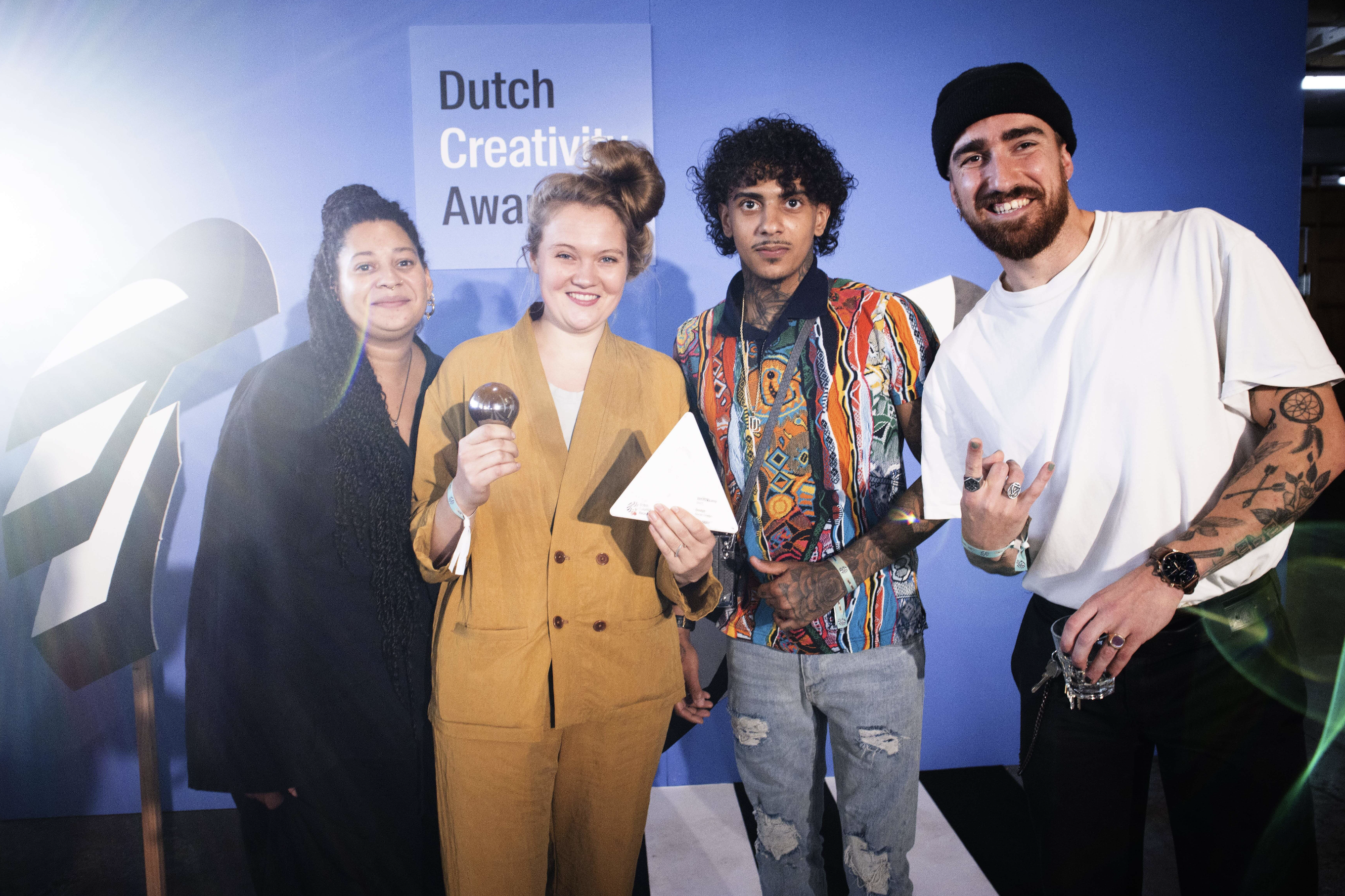 Op de foto Michel (expert) Camiel (jongerencoach en kapper) en Afdeling Buitengewone Zaken’s Hannah en Zoë, trots met de Dutch Creativity Award in hun handen.
